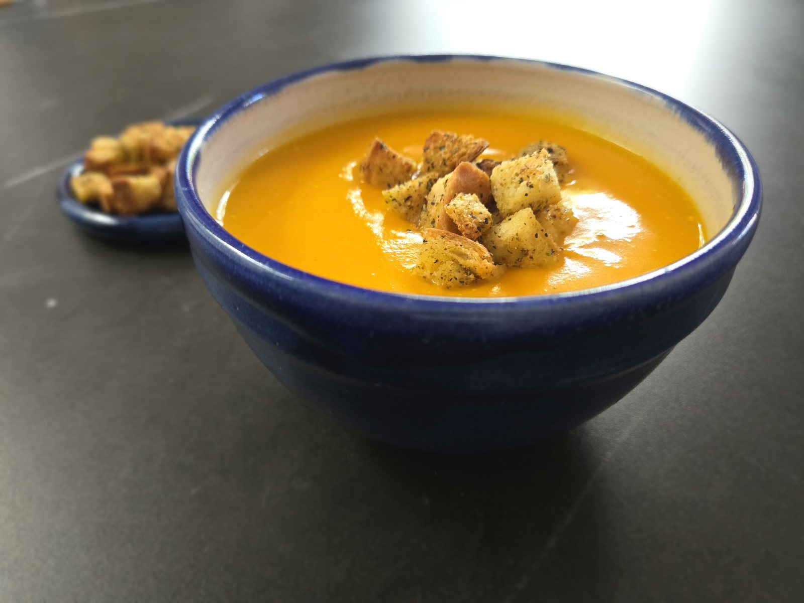Kürbiscremesuppe mit kräuter Croutons
