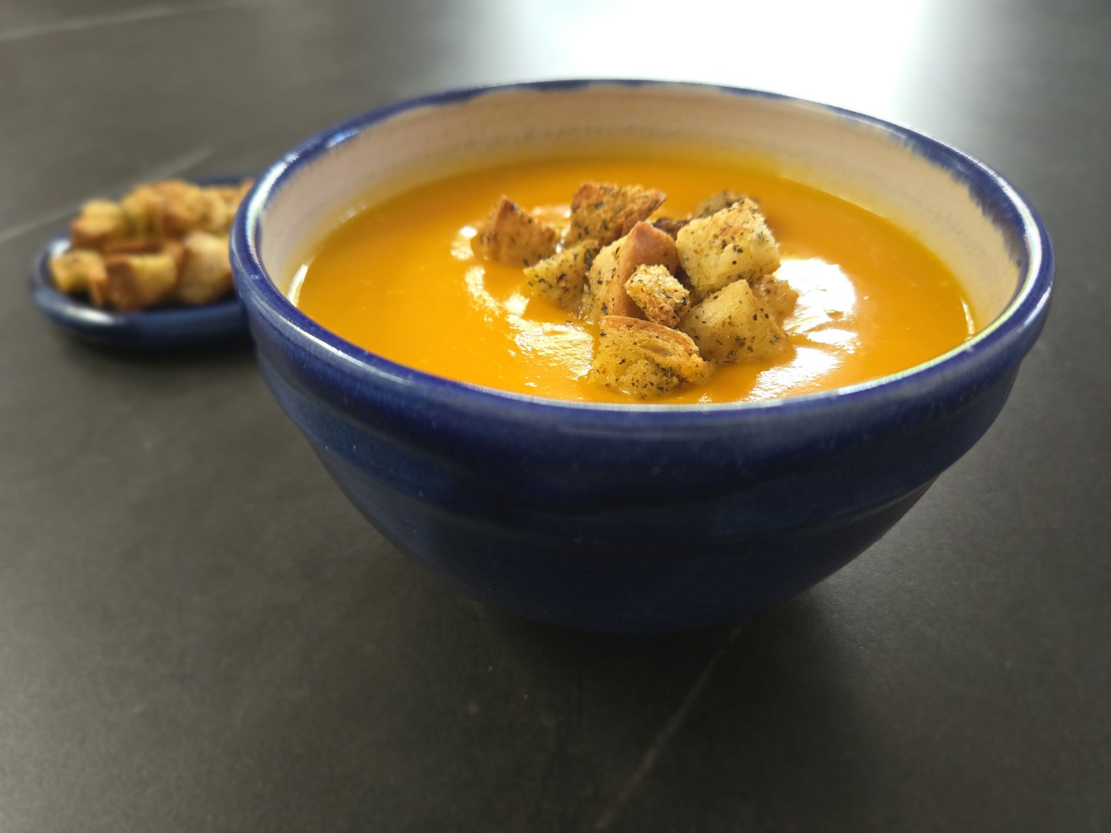 Zupa krem z dyni Butternut z ziołowymi croutons